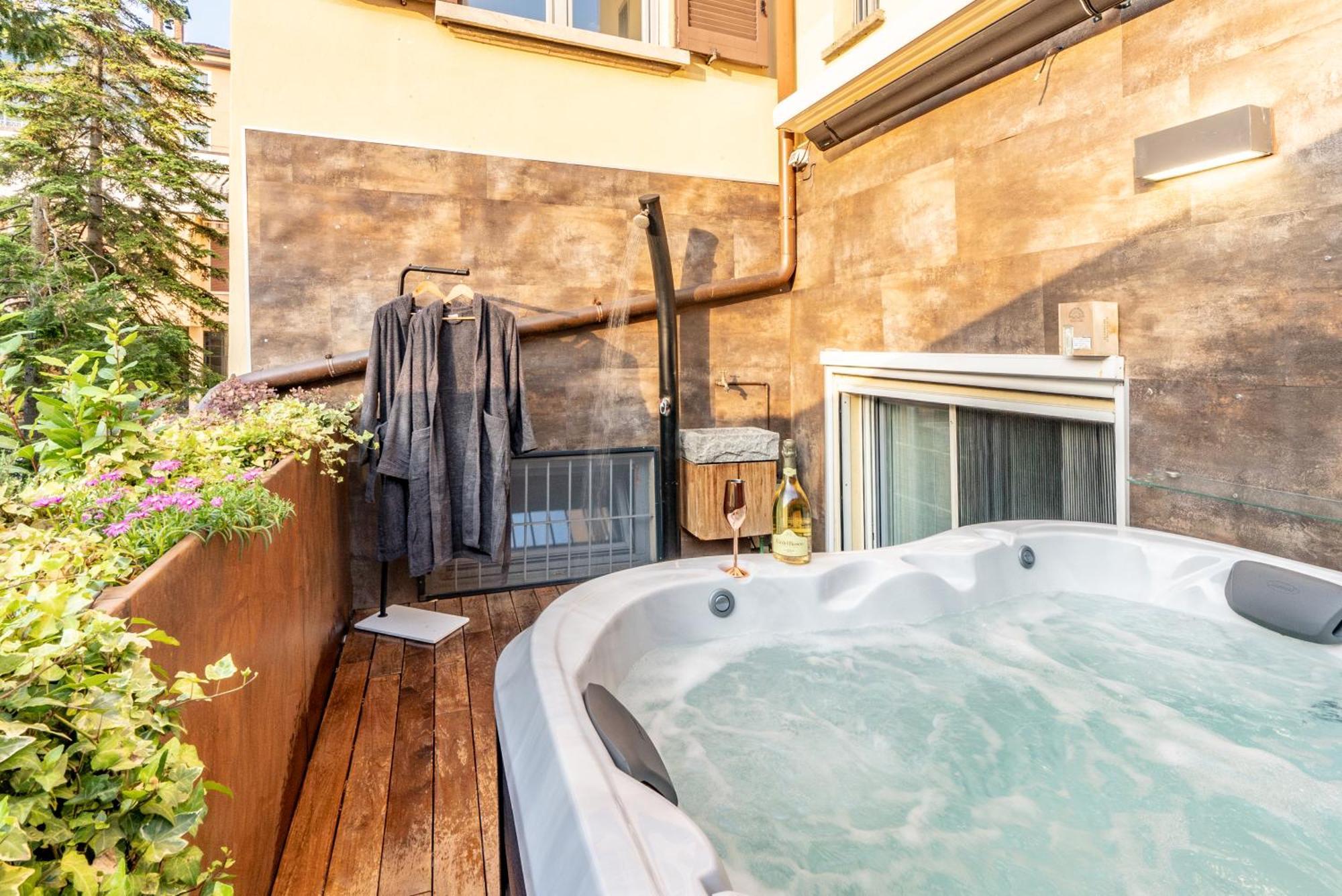 Luxe & Central Haven - Jacuzzi, Sauna, Steam, Private Parking Como Exterior photo
