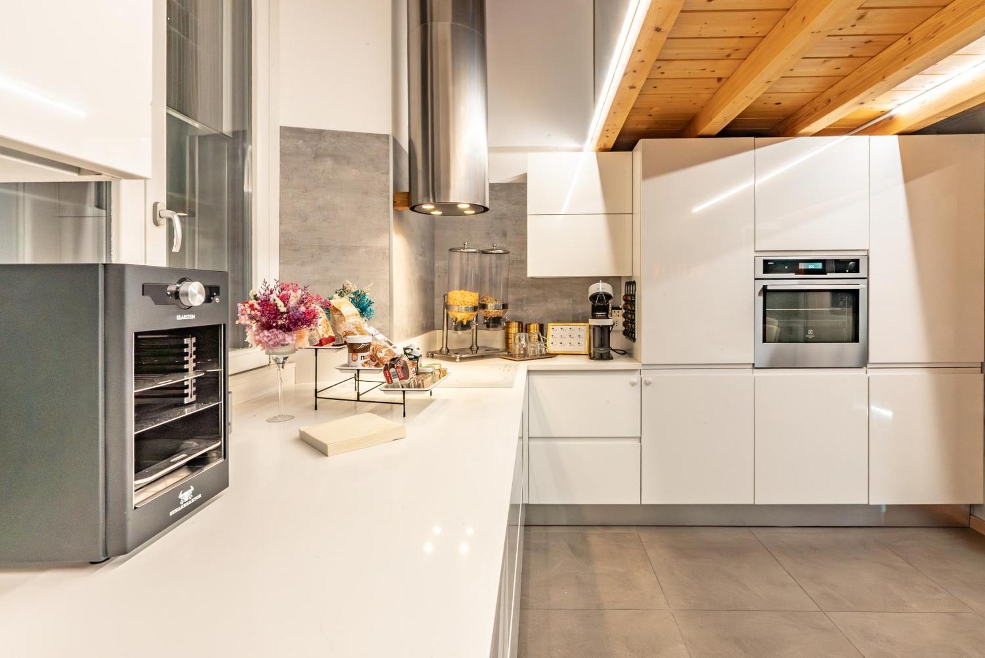 Luxe & Central Haven - Jacuzzi, Sauna, Steam, Private Parking Como Exterior photo