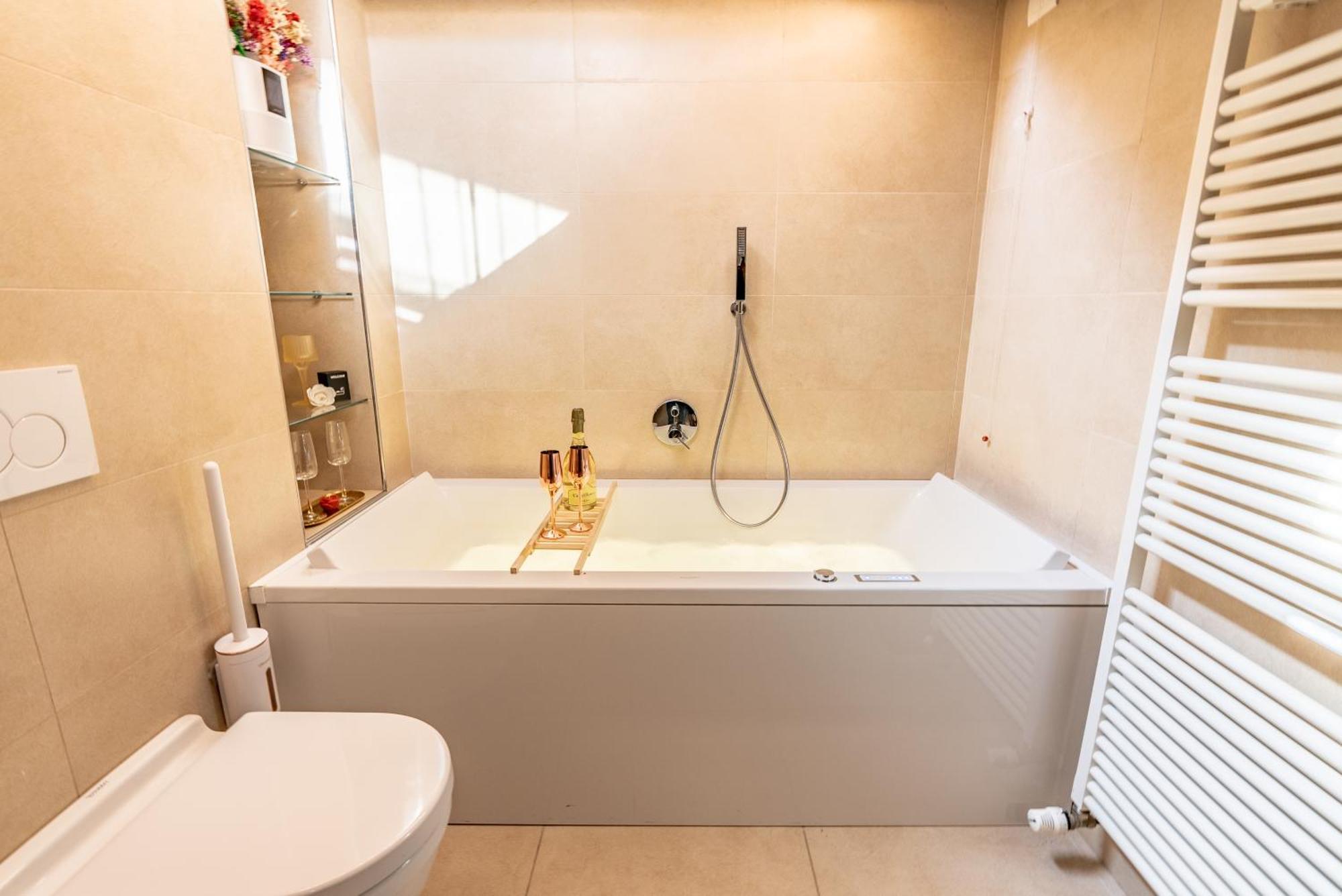 Luxe & Central Haven - Jacuzzi, Sauna, Steam, Private Parking Como Exterior photo